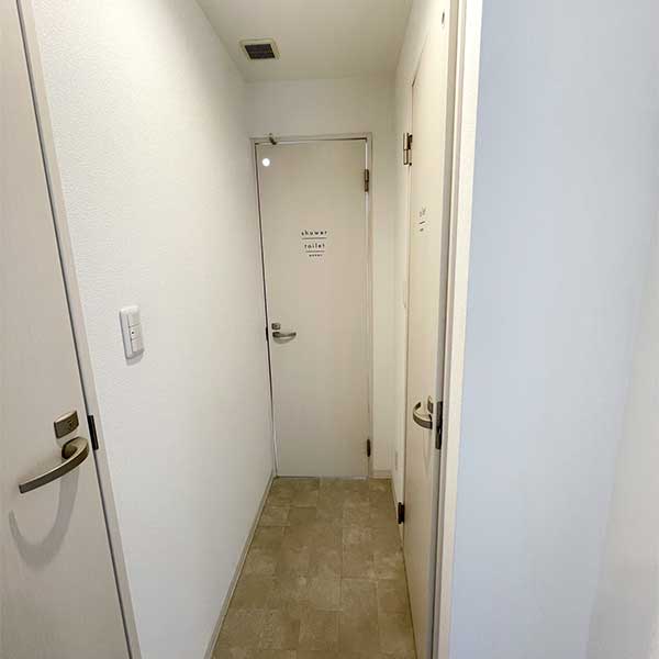 シャワー／トイレ入口（2階・3階）